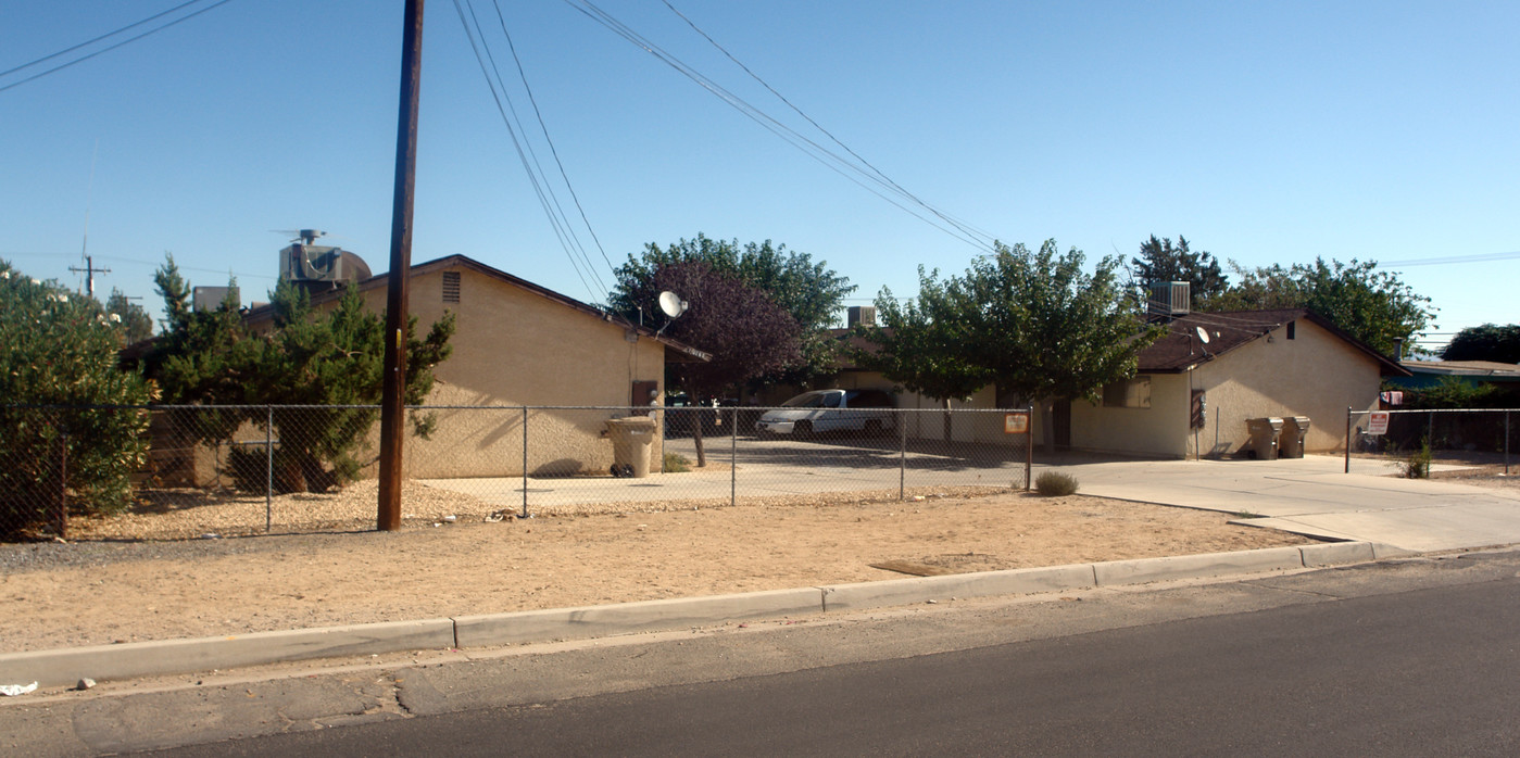 16260 Orange St in Hesperia, CA - Foto de edificio