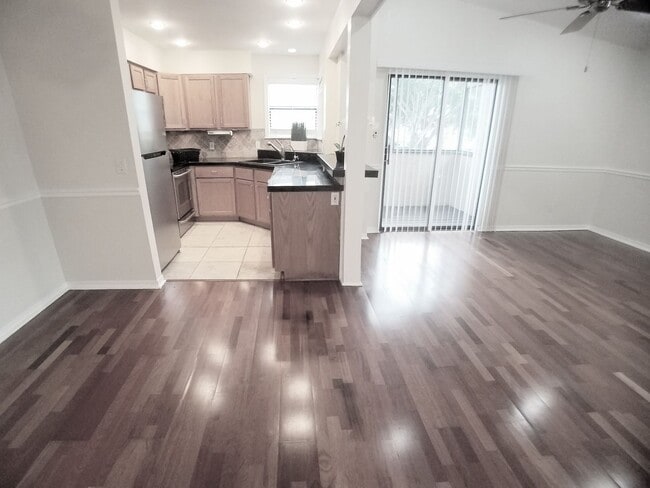 property at 2905 Antique Oaks Cir