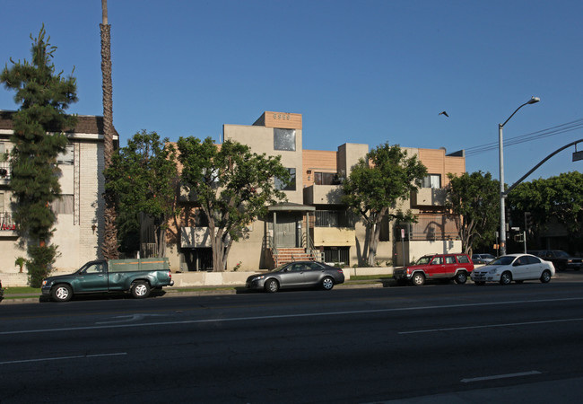 6959 Woodman Ave in Van Nuys, CA - Building Photo - Building Photo