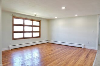 71 Avon Ave in Waterbury, CT - Foto de edificio - Building Photo
