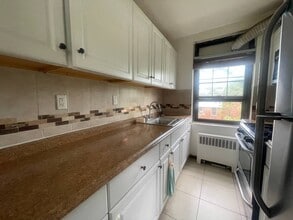 69-57 Park Dr E in Queens, NY - Foto de edificio - Building Photo