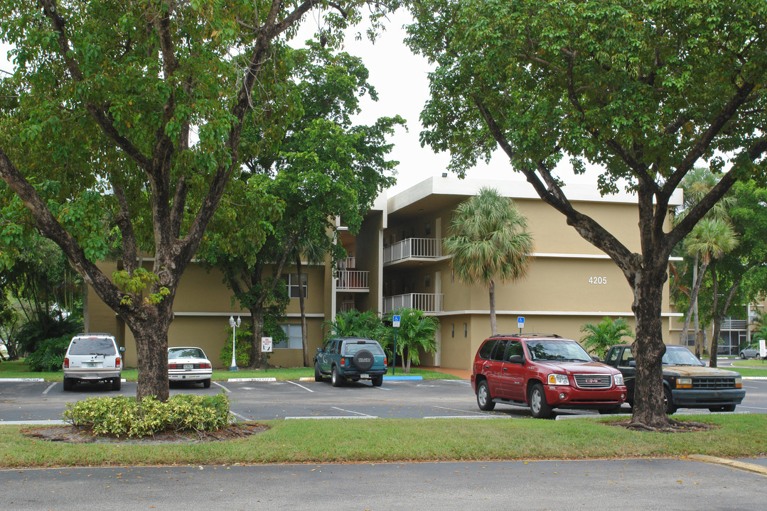 Spring Crest Condominium in Sunrise, FL - Building Photo