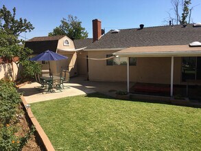 498 Pierpont Dr in Costa Mesa, CA - Building Photo - Building Photo