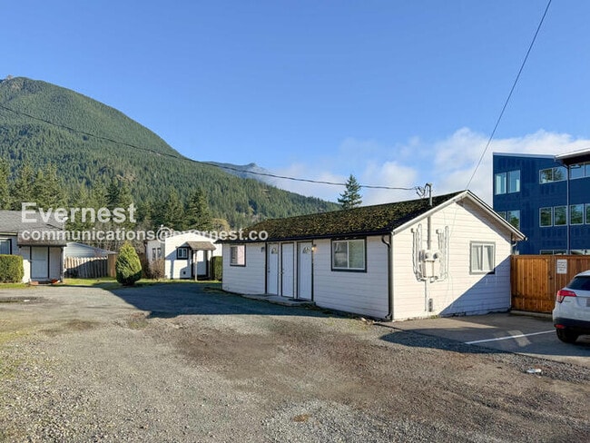 43406 SE N Bend Way, Unit 2 in North Bend, WA - Foto de edificio - Building Photo