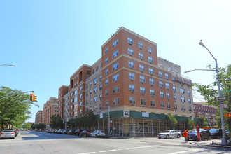 Madison Court Apartments in New York, NY - Building Photo - Building Photo