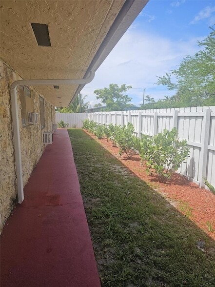 345 NW 5th St, Unit 2 in Pompano Beach, FL - Building Photo - Building Photo