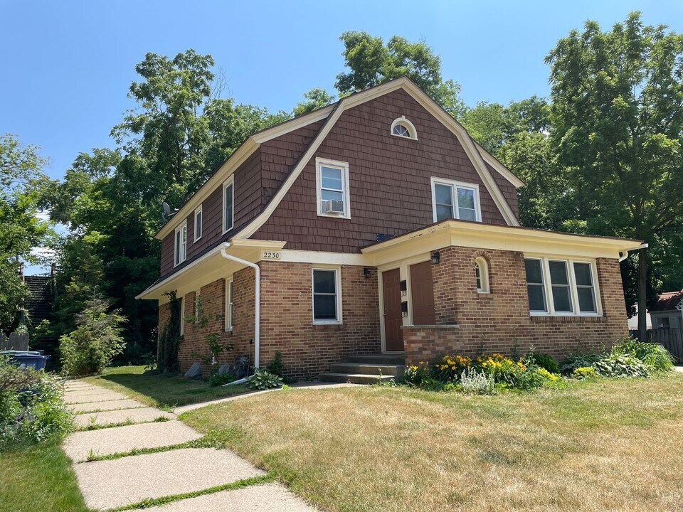 2230 Riverside Dr NE in Grand Rapids, MI - Building Photo