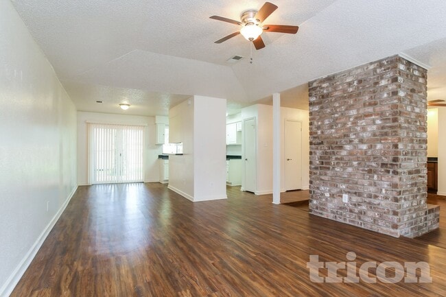 4926 Algernon Dr in Spring, TX - Foto de edificio - Building Photo