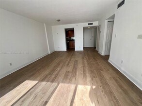 770 Claughton Island Dr, Unit 406 in Miami, FL - Foto de edificio - Building Photo