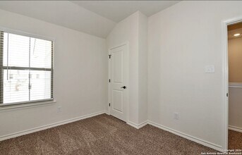 2527 Lynwood Bnd, Unit 004I in San Antonio, TX - Building Photo - Building Photo