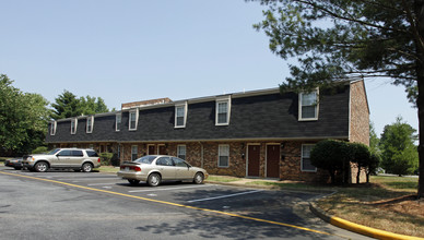 Saddlewood Townhomes in Richmond, VA - Foto de edificio - Building Photo