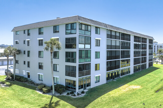 Four Seasons Condominiums in Cocoa Beach, FL - Foto de edificio - Building Photo