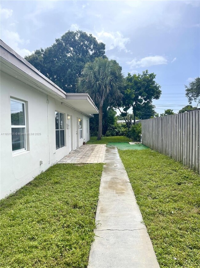 1004 SW 24th Ave in Fort Lauderdale, FL - Building Photo - Building Photo