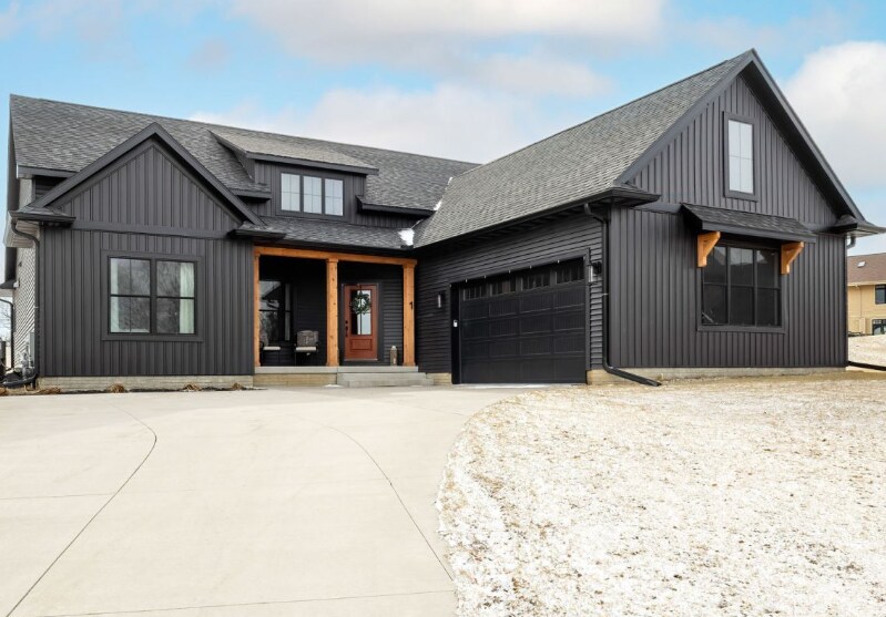 1 Country Club Ct in Le Claire, IA - Building Photo