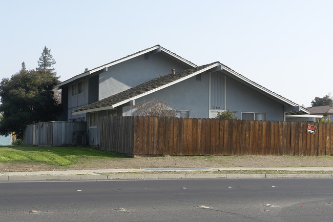 3326 R St in Merced, CA - Foto de edificio - Building Photo