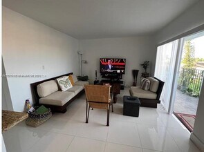 1221 SW 122nd Ave in Miami, FL - Building Photo - Building Photo