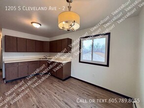 1205 S Cleveland Ave in Sioux Falls, SD - Building Photo - Building Photo