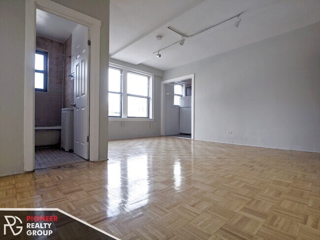 717 W Belmont Ave, Unit 739-202 in Chicago, IL - Building Photo - Building Photo