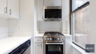 166 W 72nd St in New York, NY - Building Photo - Building Photo