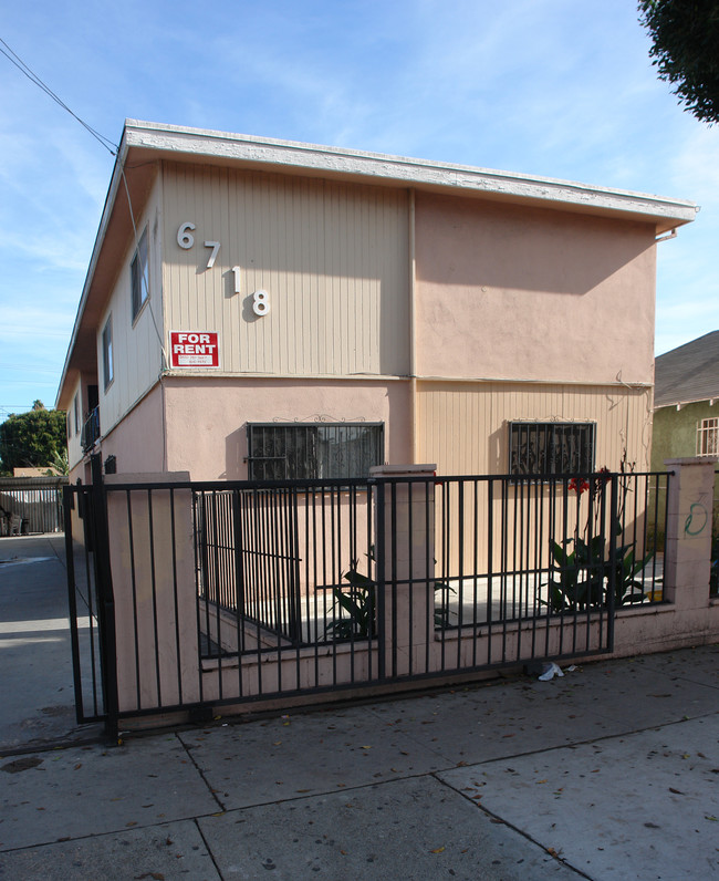 6718 Compton Ave in Los Angeles, CA - Foto de edificio - Building Photo