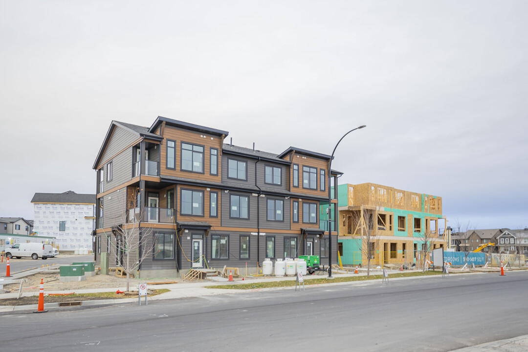 Range townhomes at Rockland Park in Calgary, AB - Building Photo