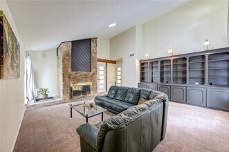 15754 Walkwood Dr in Houston, TX - Foto de edificio - Building Photo