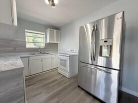 1000 W Lakewood Rd in West Palm Beach, FL - Building Photo