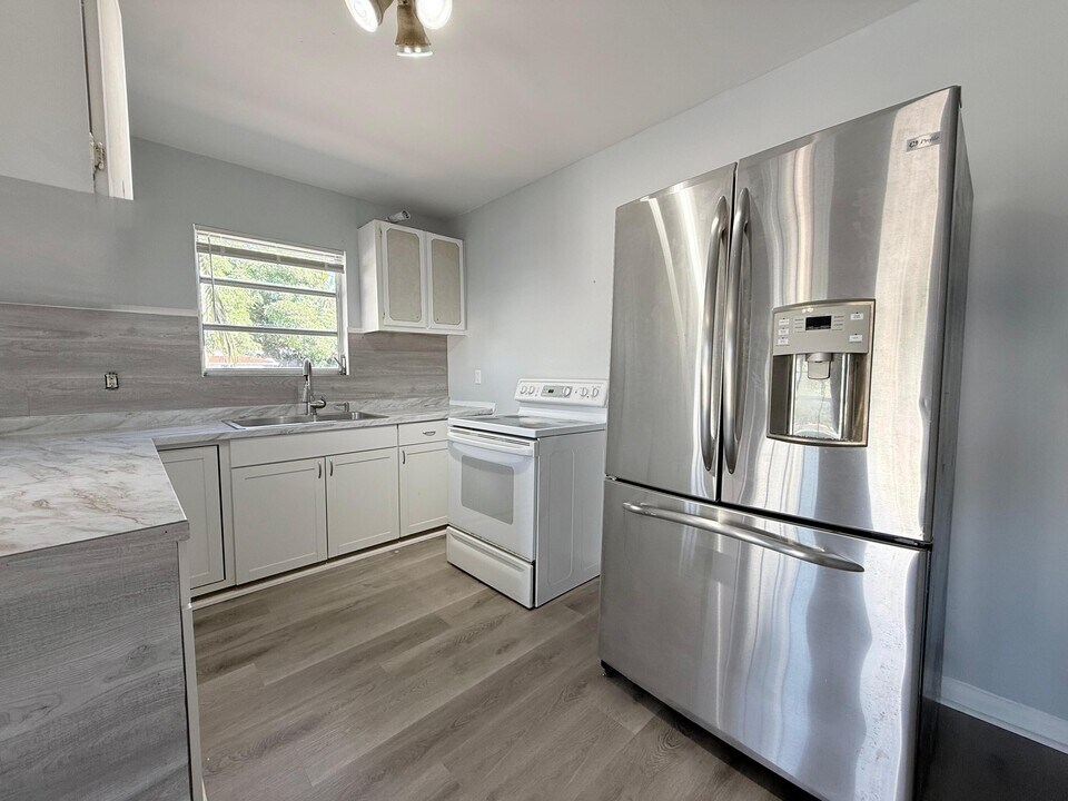 1000 W Lakewood Rd in West Palm Beach, FL - Building Photo