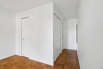 1111 River Rd, Unit G10 in Edgewater, NJ - Building Photo - Building Photo