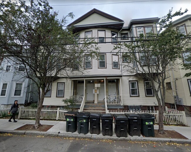 135 Brook St, Unit 3 in Brookline, MA - Building Photo - Building Photo