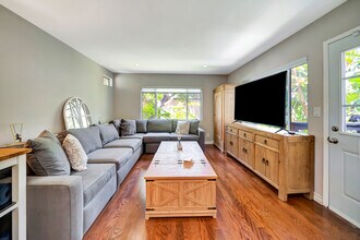 4447 Saltillo St in Los Angeles, CA - Building Photo - Building Photo