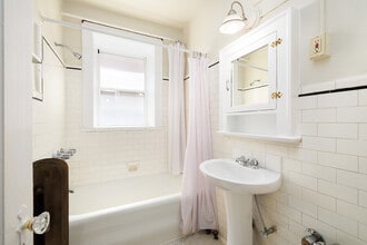 Toronto Parcade Apartments in St. Louis, MO - Building Photo - Interior Photo