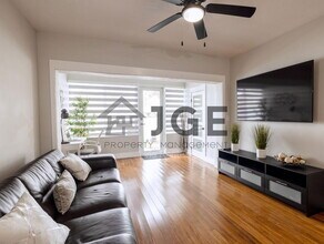 270 NE 191st St in Miami, FL - Foto de edificio - Building Photo