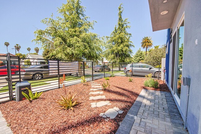 2848 Virginia Rd-Unit -2848.5 in Los Angeles, CA - Building Photo - Building Photo