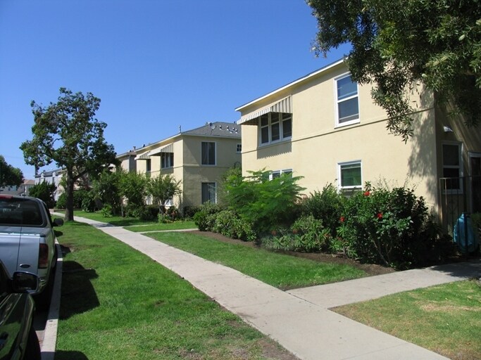 4566-4574 N Banner Dr in Long Beach, CA - Building Photo