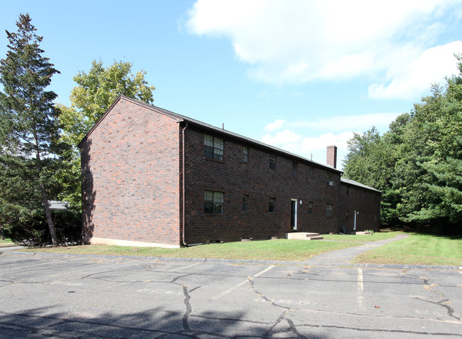 Huntington Commons in Manchester, CT - Building Photo - Building Photo