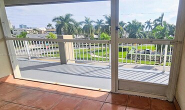 300 Layne Blvd in Hallandale Beach, FL - Foto de edificio - Building Photo