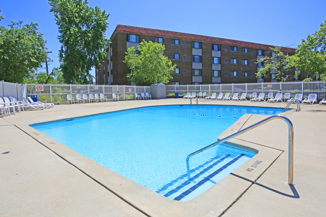 Westbrook Apartments in Hillside, IL - Foto de edificio