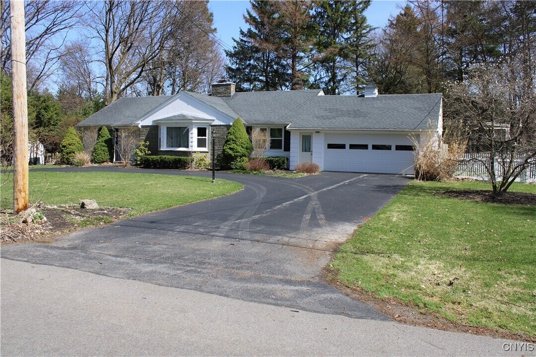 144 Edwards Dr in Fayetteville, NY - Building Photo