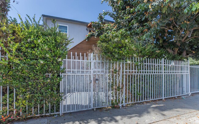 1260 W 39th St in Los Angeles, CA - Building Photo - Building Photo