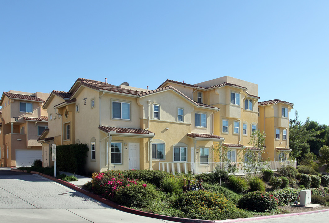 Las Flores Village in San Marcos, CA - Foto de edificio