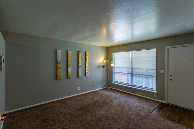 Summerstone Duplexes in Tulsa, OK - Building Photo - Interior Photo