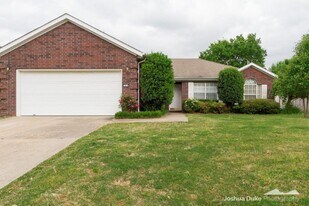 1618 N Jordan Ln in Fayetteville, AR - Building Photo