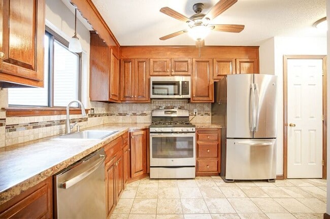 155 Wynwood Dr in Enfield, CT - Building Photo - Building Photo