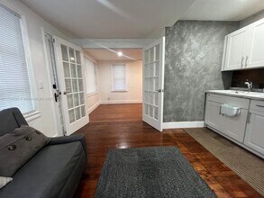 1021 NE 33rd St, Unit #F ONE OF A KIND in Oakland Park, FL - Foto de edificio - Building Photo