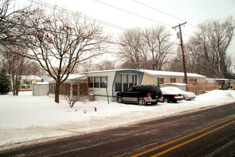 Tiny Village Mobile Home Park in Flat Rock, MI - Foto de edificio - Building Photo