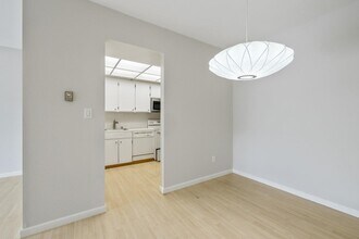 525 Almer Rd in Burlingame, CA - Building Photo - Building Photo