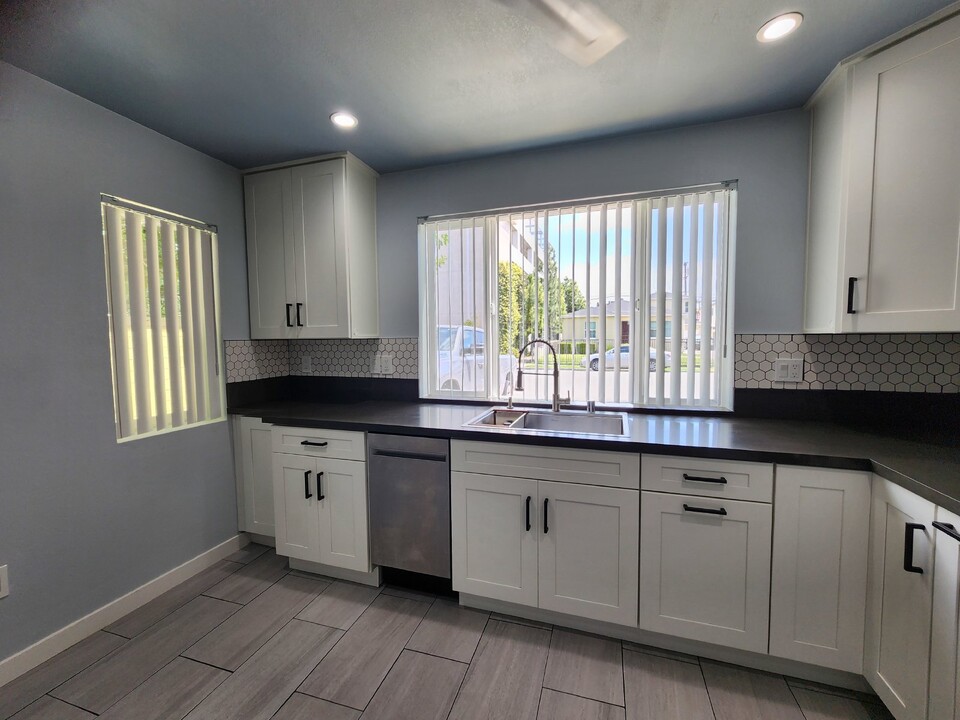 4250 Van Dyke Ave in San Diego, CA - Building Photo