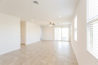 17484 W Sunnyslope Ln in Waddell, AZ - Foto de edificio - Building Photo