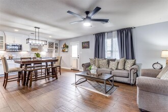 214 Sylvan St in Hutto, TX - Building Photo - Building Photo